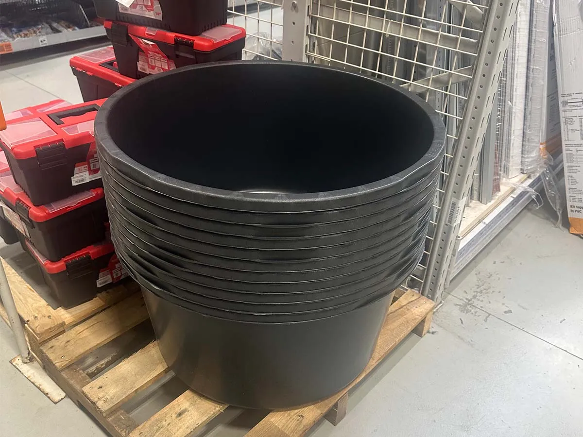 Un mastello di plastica nero